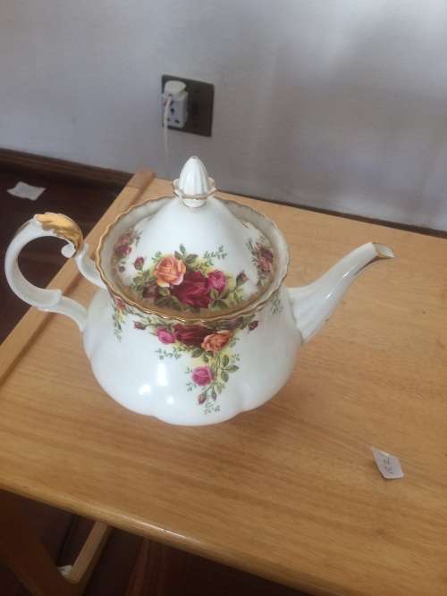 ROYAL ALBERT OLD COUNTRY ROSES LARGE 6-8 CUP TEAPOT